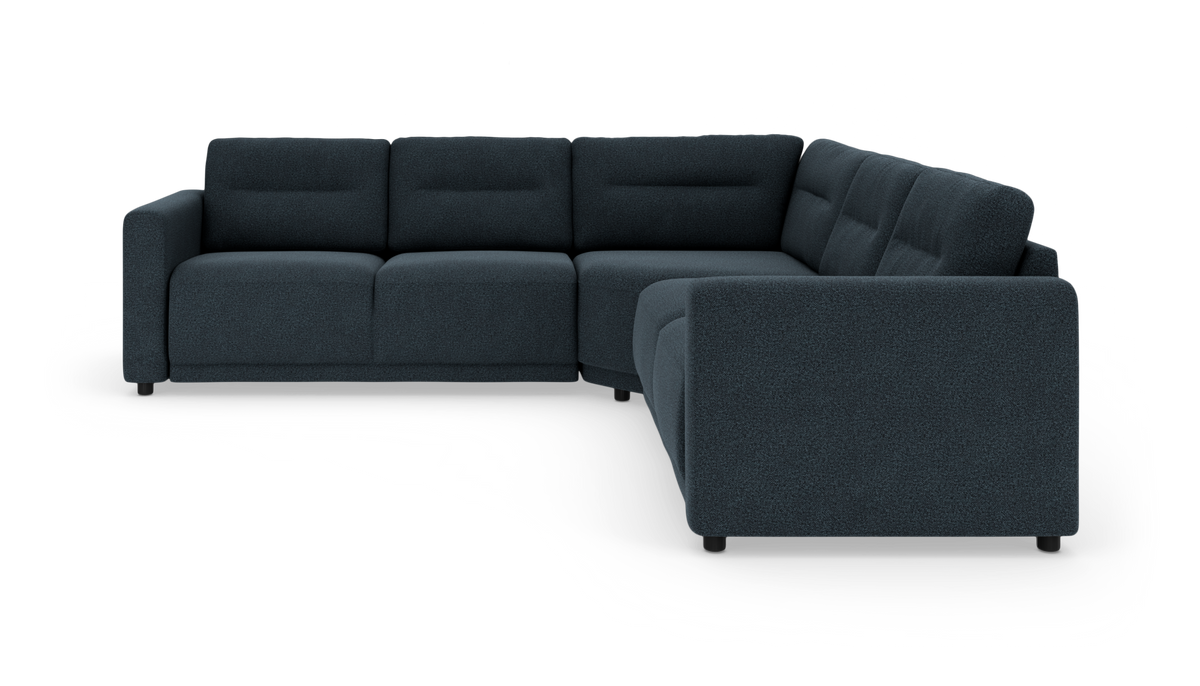 Mørkeblå L-formet modulsofa med kraftige hynder på hvid baggrund.
