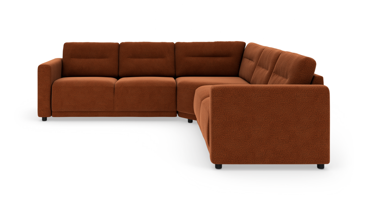 Rustrød L‑sofa i stof, modulær hjørnesofa med lave runde ben.