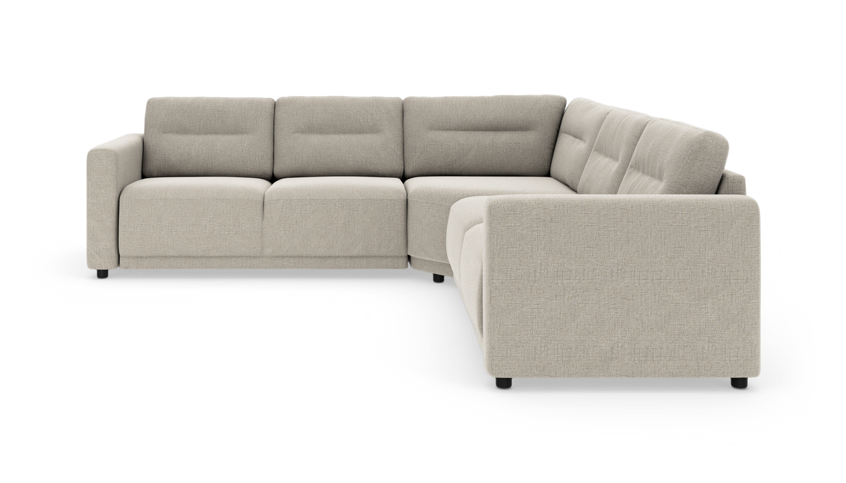 Beige L-formet modulsofa med brede armlæn og lave sorte ben, frilagt på hvid baggrund.