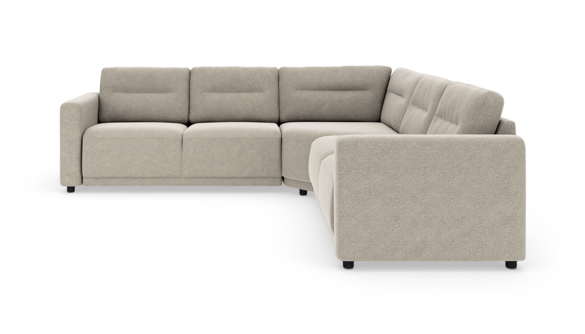 L‑formet beige modulsofa med bløde hynder, set forfra i vinkel, fritlagt på hvid baggrund.
