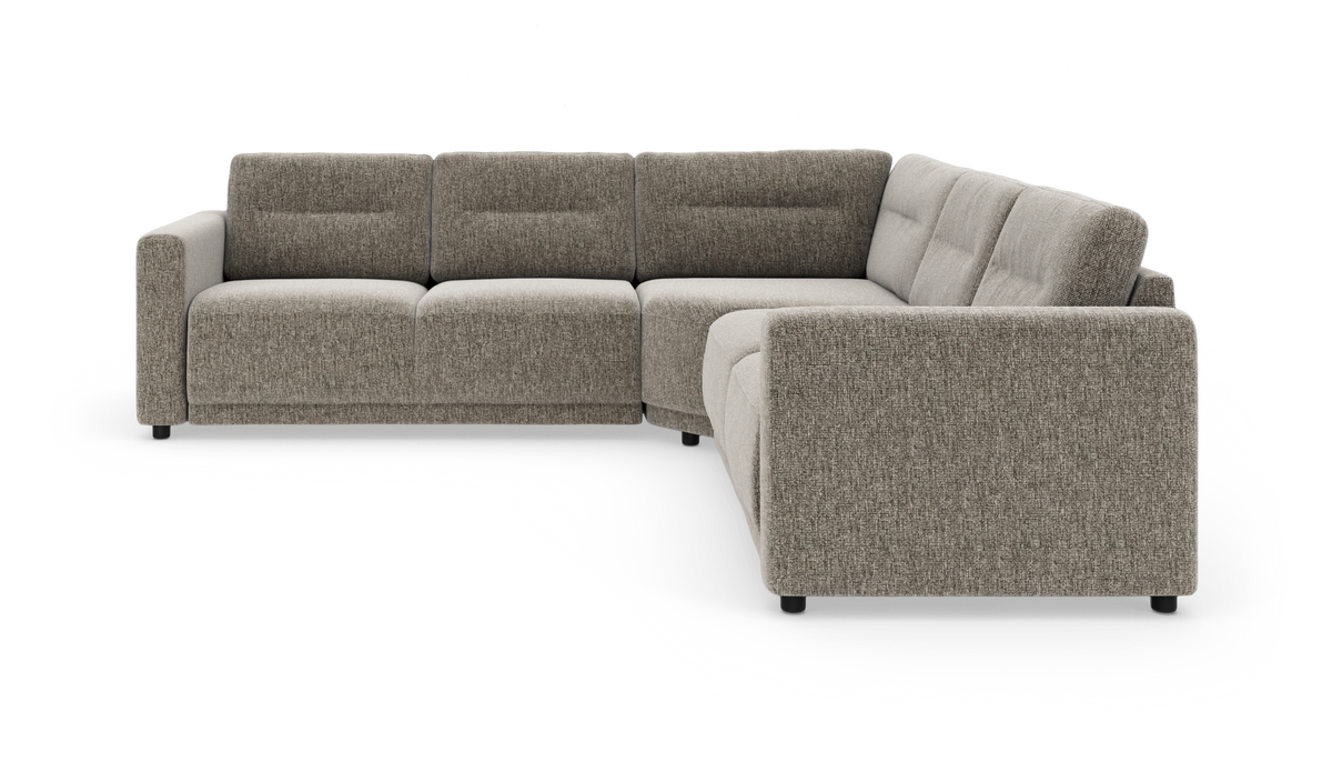 Modulær L-formet hjørnesofa i grå-beige stof med brede armlæn og lave sorte ben, vist på hvid studiebaggrund.
