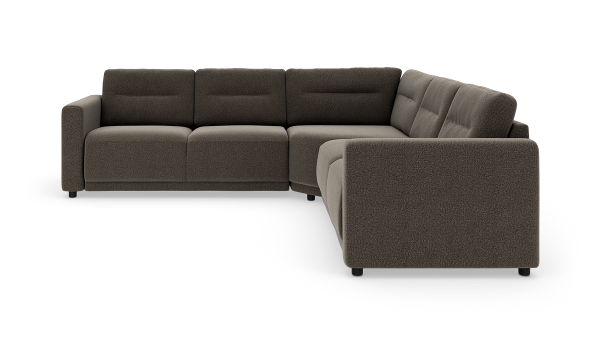 Mørkebrun modul hjørnesofa i stof med lige armlæn, fritlagt på hvid baggrund.