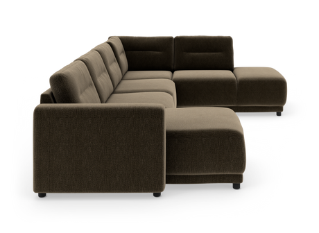 Modulær L-formet hjørnesofa i mørkebrun tekstil med chaiselong til højre, fotograferet på hvid baggrund.