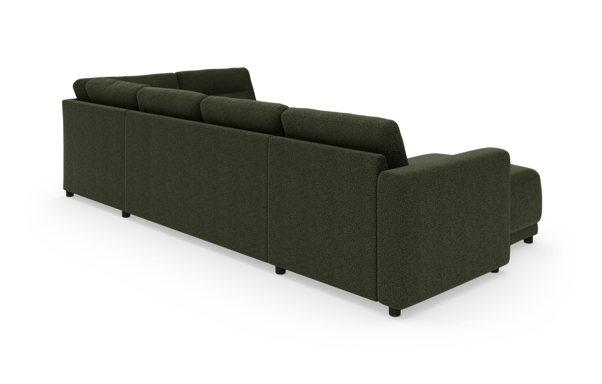 Mørkegrøn modulsofa med chaiselong, set skråt bagfra på hvid studiebaggrund.