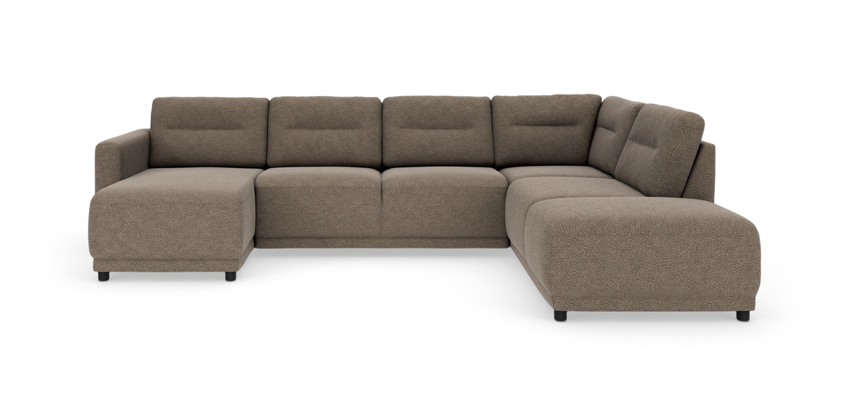 Modulær U-sofa i beige stof med chaiselong til venstre, frilagt på hvid baggrund.