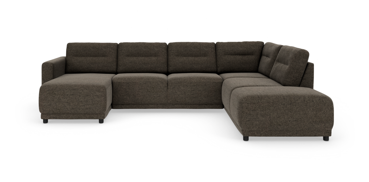 Modul hjørnesofa i mørkebrun tekstil med chaiselong til venstre og bløde afrundede former, frilagt på hvid baggrund.