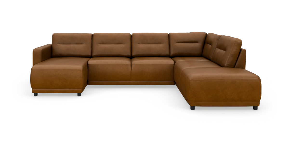 Brun læder hjørnesofa med chaiselong til venstre og bred divandel til højre, frilagt på hvid baggrund.