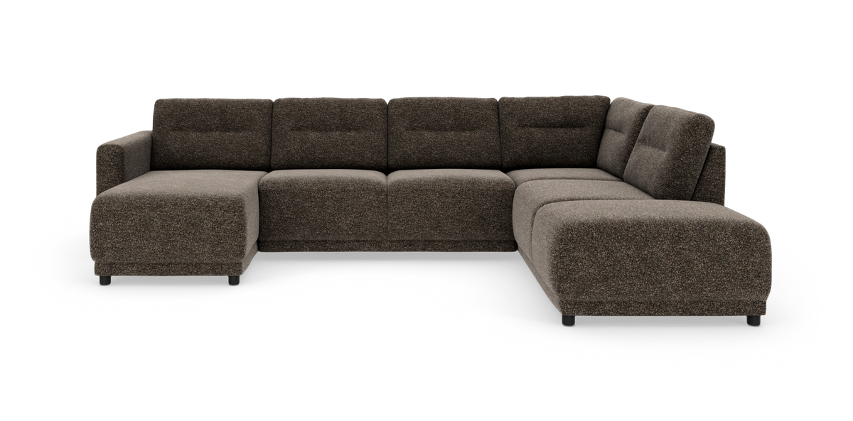 Brun U‑formet modulsofa i stof med chaiselong til venstre, fotograferet i studie på hvid baggrund.