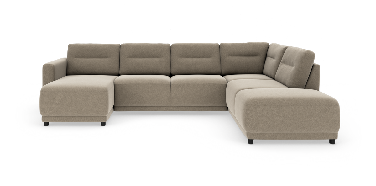 Modulær U-sofa i beige stof med chaiselong til venstre og afslutningsmodul til højre, fritlagt på hvid baggrund med lave sorte ben og bløde rygpuder.