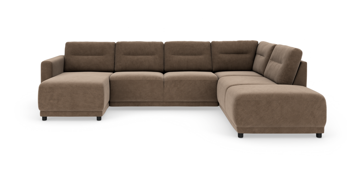 Brun U‑sofa med chaiselong til venstre og bred åben afslutning til højre, betrukket med cord‑lignende stof og lave sorte ben.