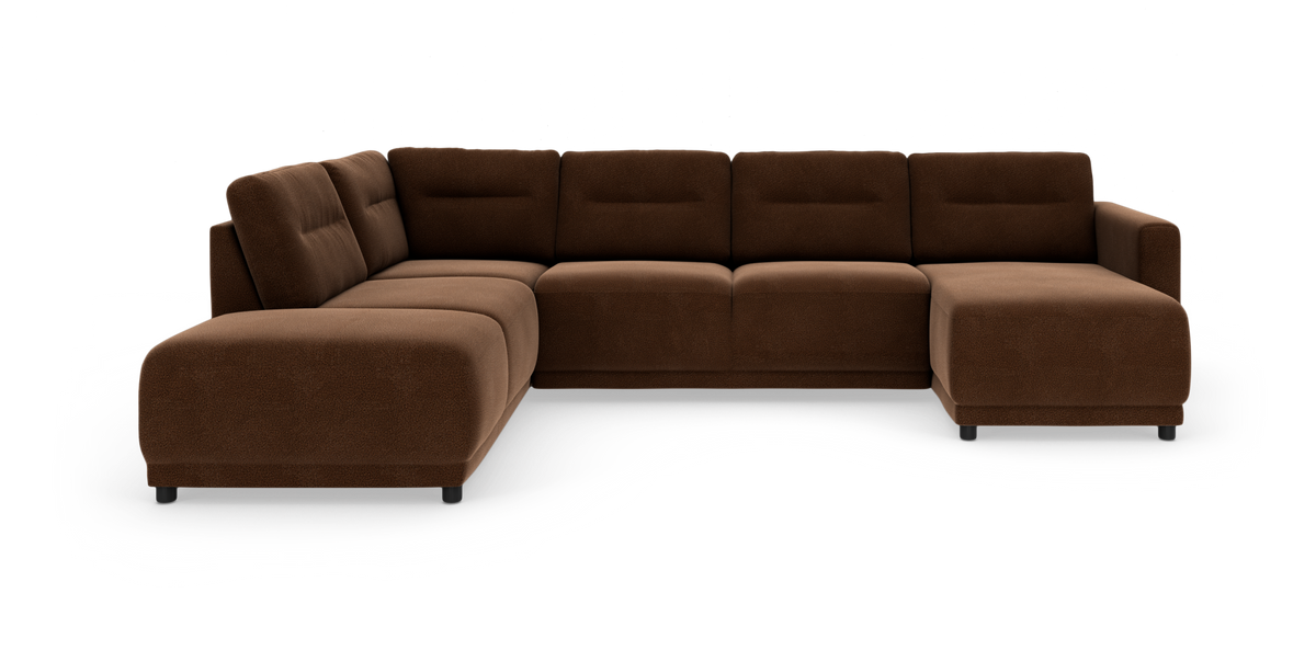 Brun L‑sofa med chaiselong til højre, modulær hjørnesofa i stof på hvid baggrund.