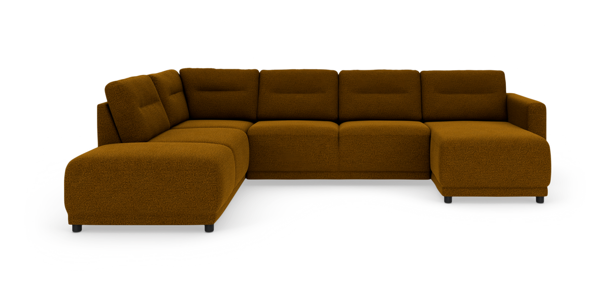 Modulær U‑formet hjørnesofa med dobbelt chaiselong i varm sennepsgul tekstil og lave sorte ben, fotograferet mod hvid baggrund.