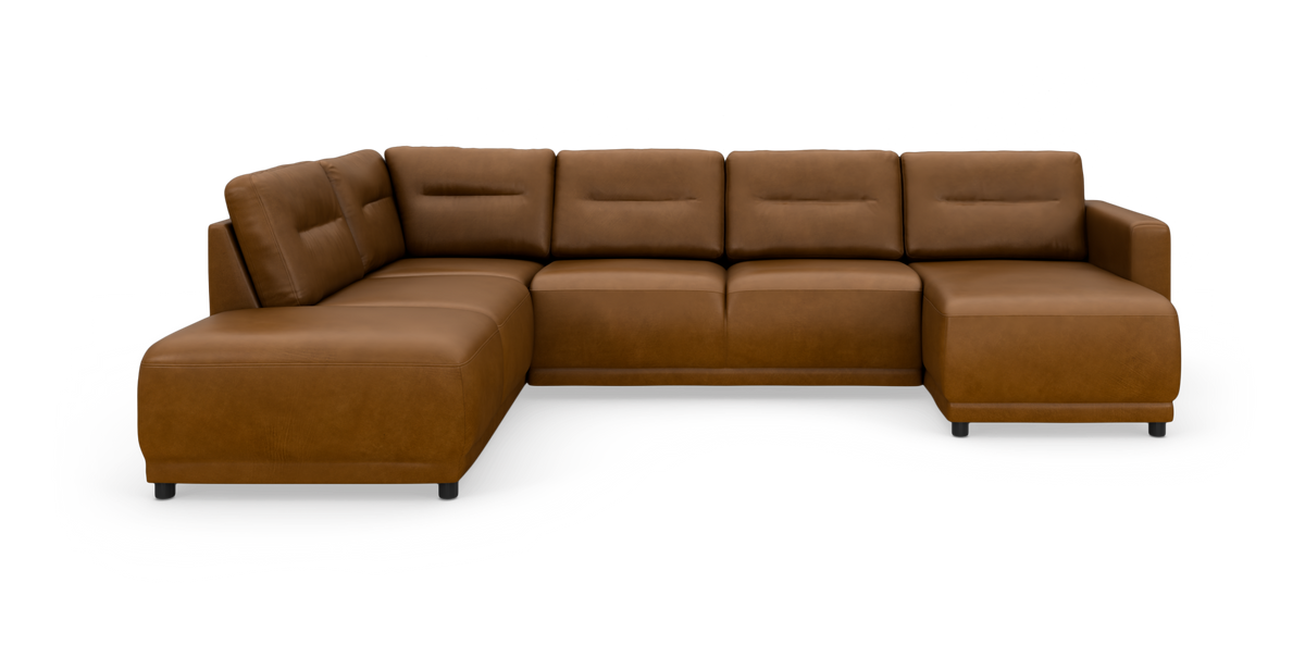 Brun læderhjørnesofa med chaiselong til venstre og armlæn på højre afslut, fritlagt på hvid baggrund.