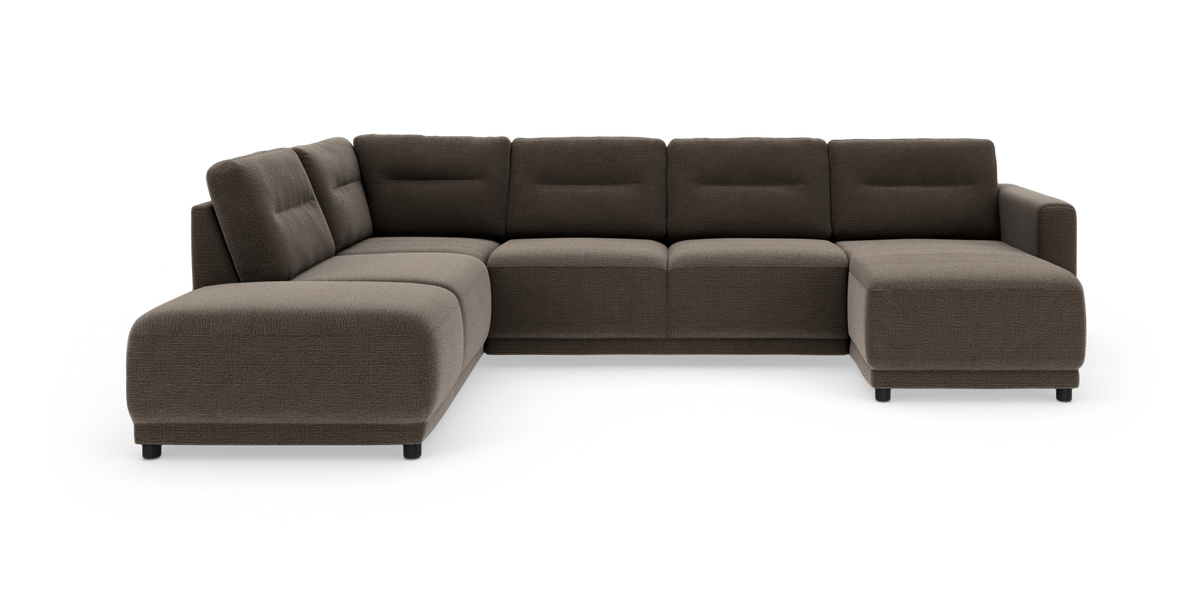 Brun L-formet modulsofa med chaiselong til højre på hvid baggrund.