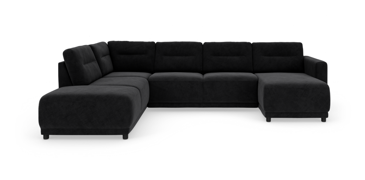 Stor L-formet hjørnesofa i sort stof med chaiselong til højre på hvid baggrund.