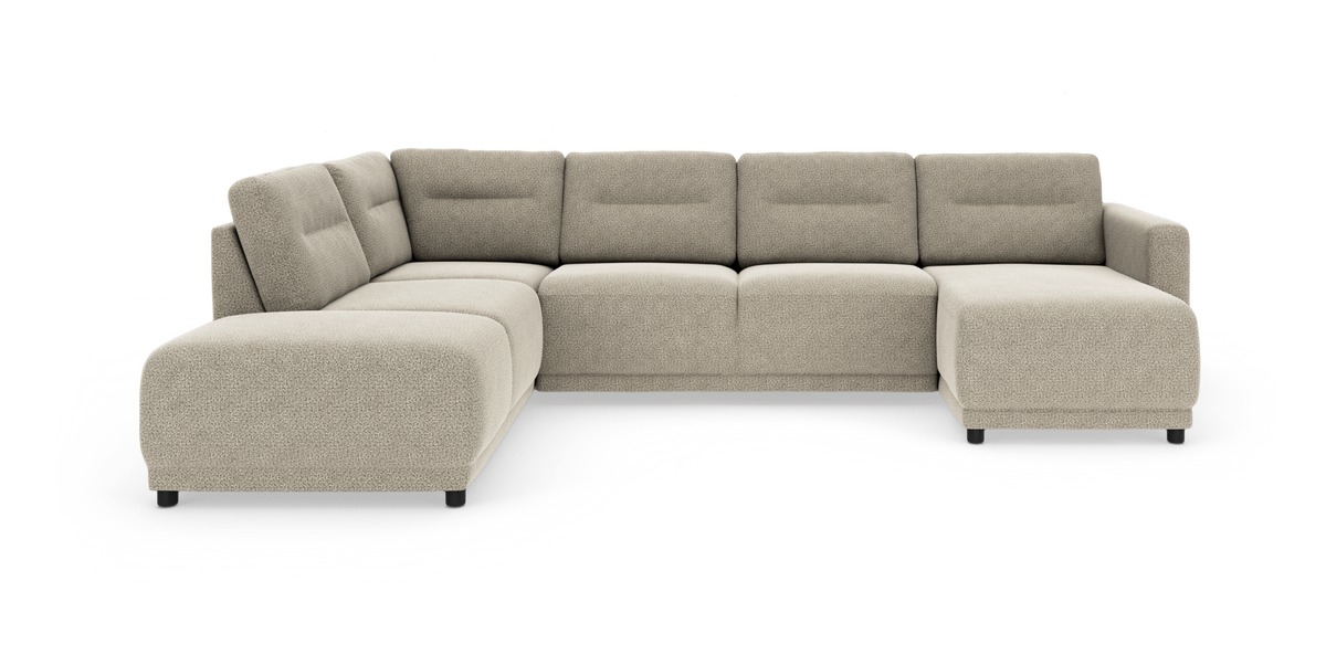 Beige modulsofa i L‑form med brede, afrundede sæder og lav ryg, fritstående på hvid baggrund.