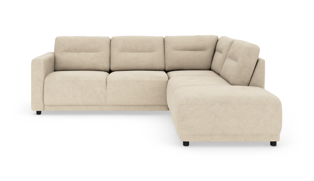 Beige L-formet hjørnesofa med chaiselong til højre, bløde sæde- og ryghynder og lave sorte ben.