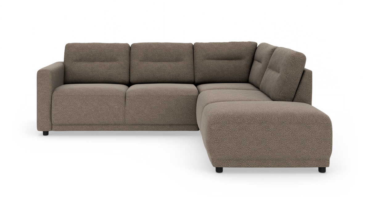 Hjørnesofa i brun/beige stof med chaiselong til højre, frilagt produktbillede.