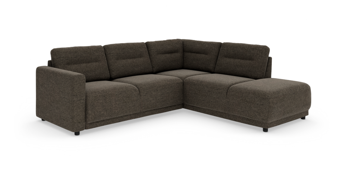 Hjørnesofa i brunmeleret tekstil med chaiselong til højre, fritstående på hvid baggrund.