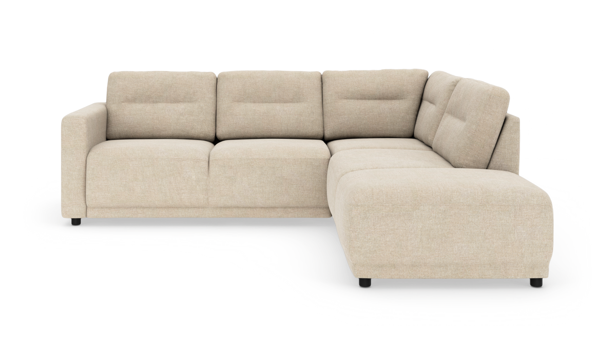 Beige L‑sofa med chaiselong, moderne polstret hjørnesofa på hvid baggrund.