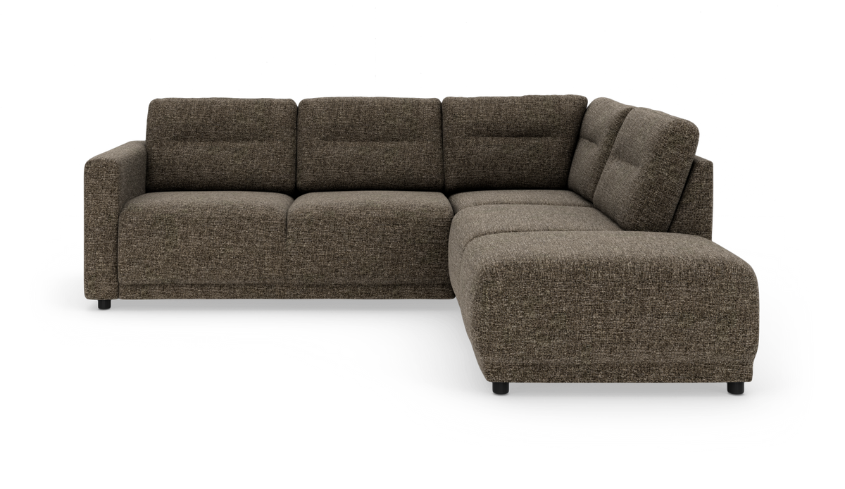 Brun L‑formet modulsofa med chaiselong til højre på hvid baggrund.