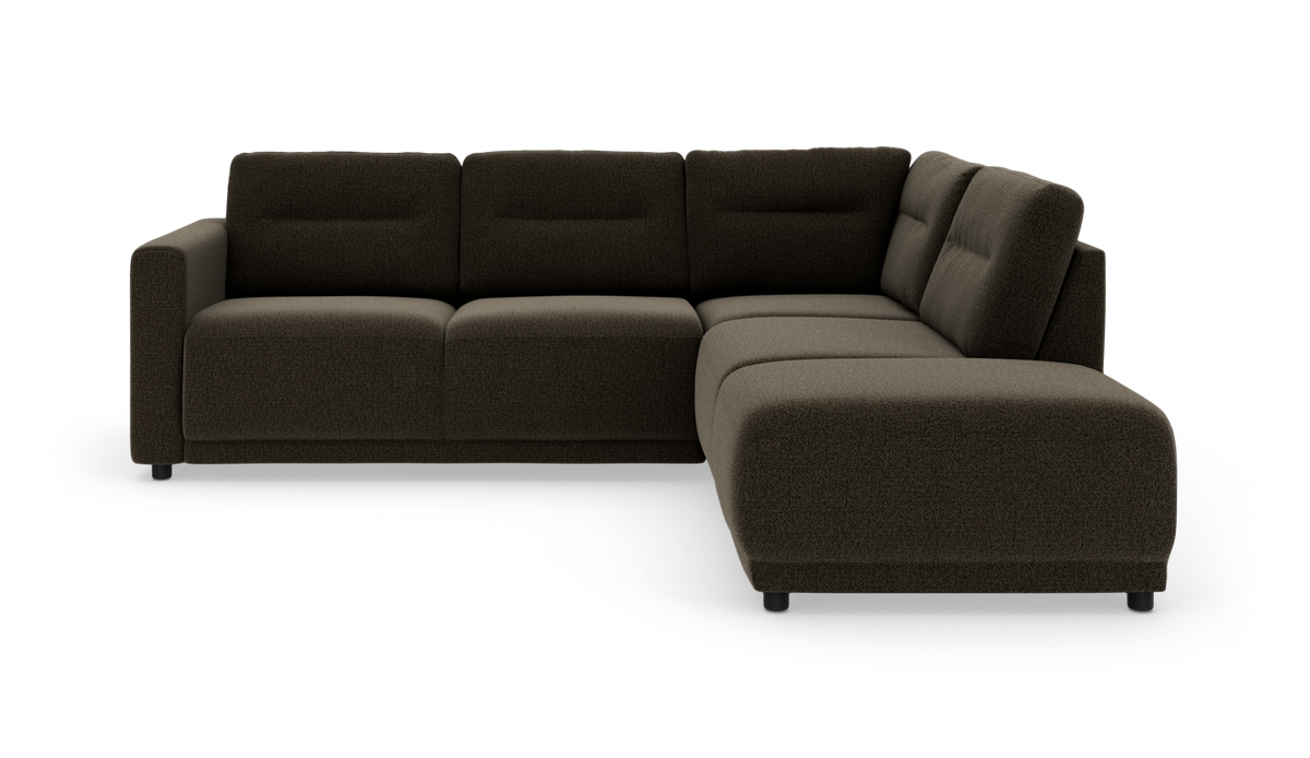 Mørkebrun L‑sofa med chaiselong til højre på hvid baggrund.