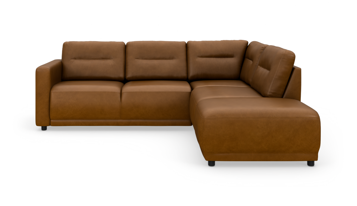 Hjørnesofa i brunt læder med højrevendt chaiselong i moderne design på hvid baggrund.