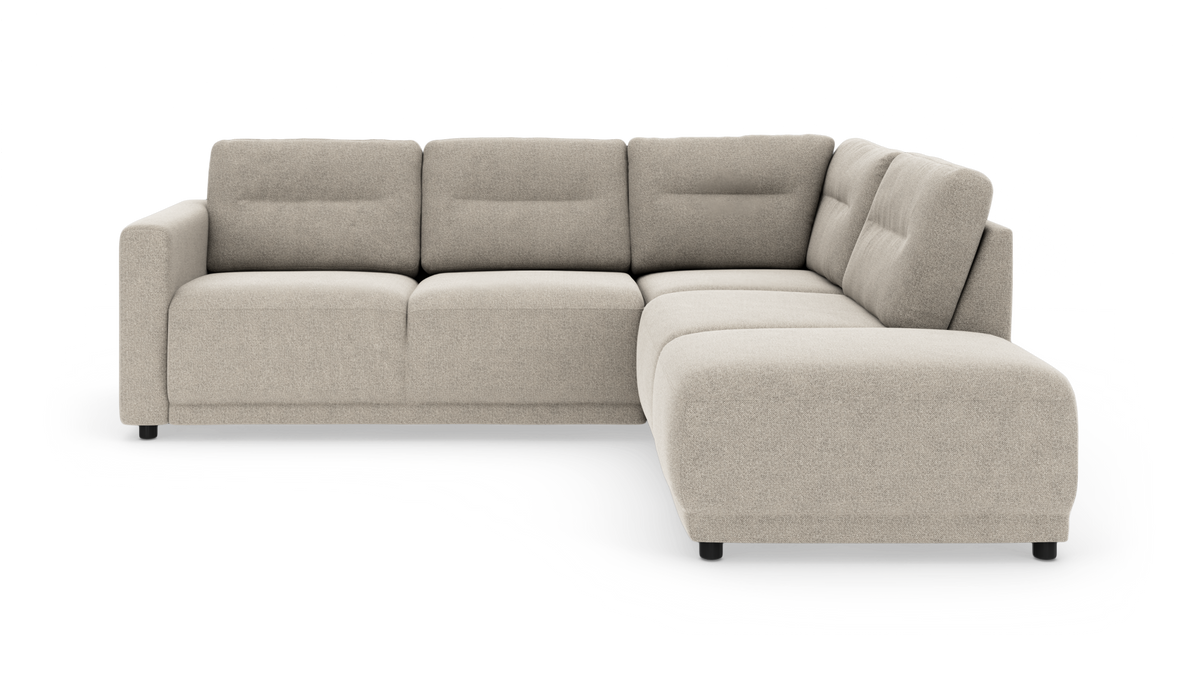 Beige L-formet modulsofa med chaiselong til højre, blødt tekstilbetræk og lave sorte ben.