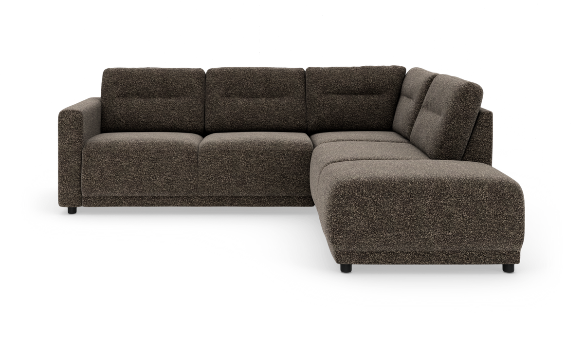 Mørkebrun L‑formet hjørnesofa i stof med chaiselong til højre, fritstående på hvid baggrund.