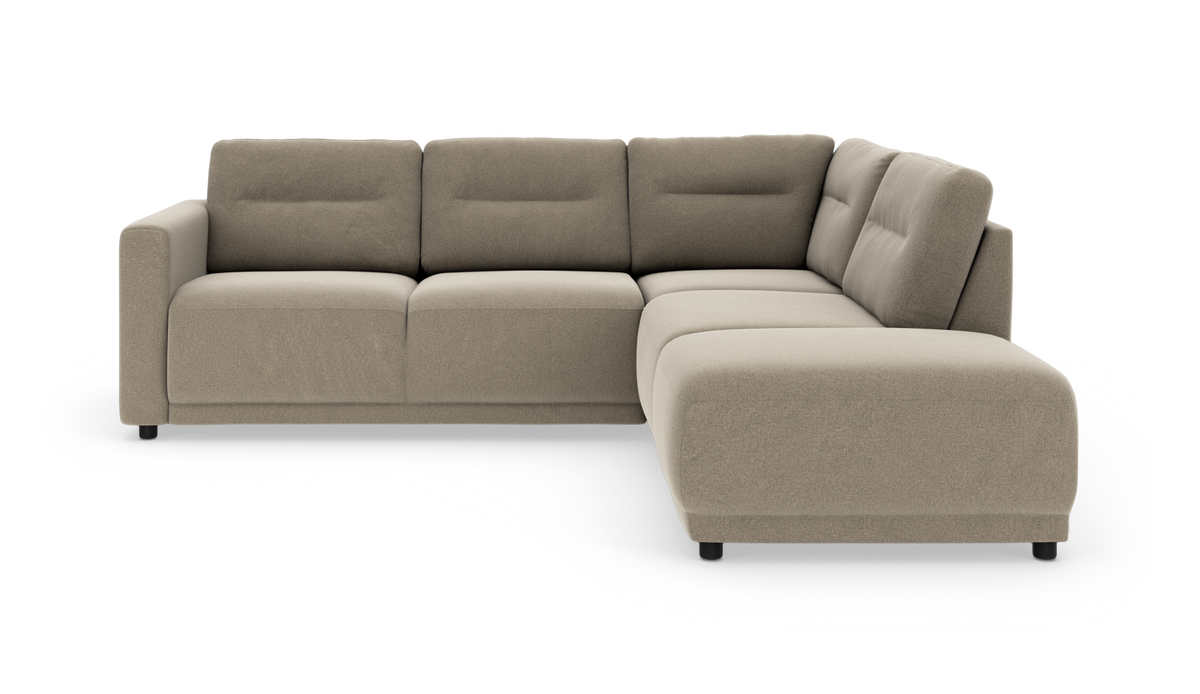 Beige hjørnesofa med højre chaiselong og bløde ryghynder.
