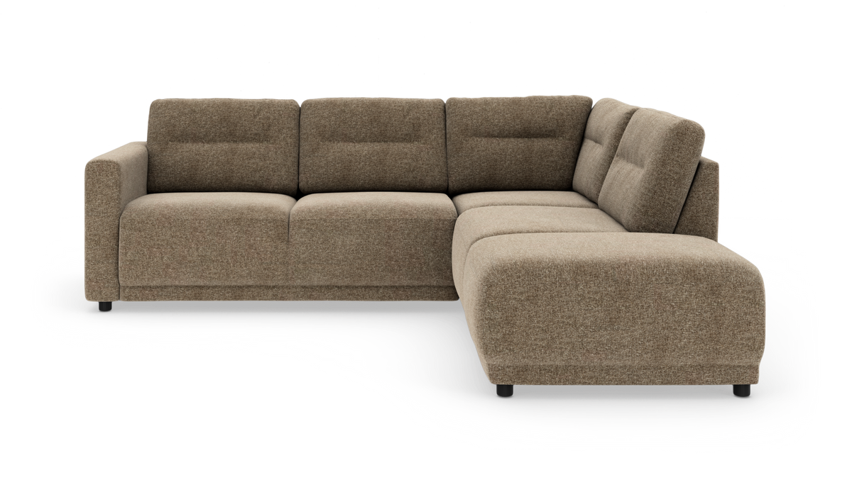 Brun-beige hjørnesofa med chaiselong til højre, bløde blokformede puder og korte sorte ben, frilagt på hvid baggrund.