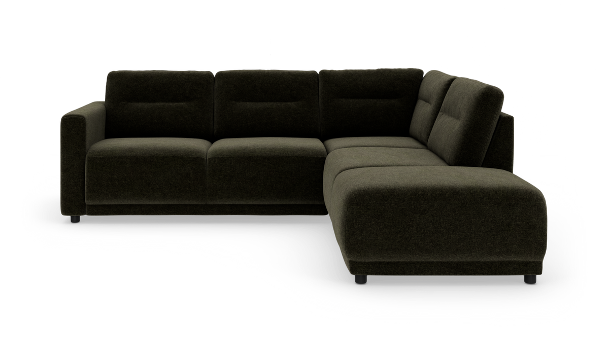 Mørkegrøn L-formet modulsofa med chaiselong til højre, fritstående mod hvid baggrund.