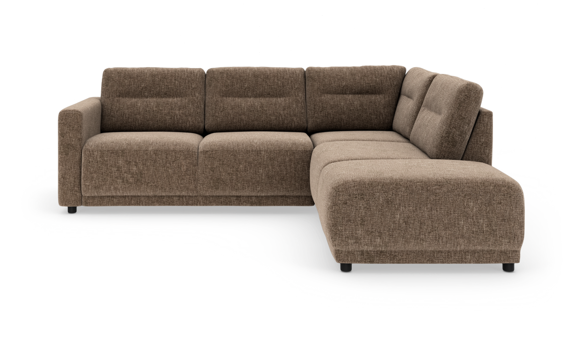 Brun L-formet hjørnesofa med chaiselong til højre, stofbetræk, på hvid baggrund.