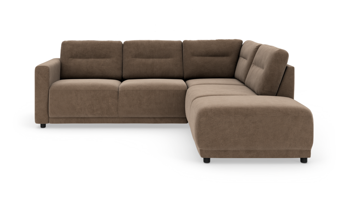 Brun L‑formet hjørnesofa med chaiselong til højre på hvid baggrund.