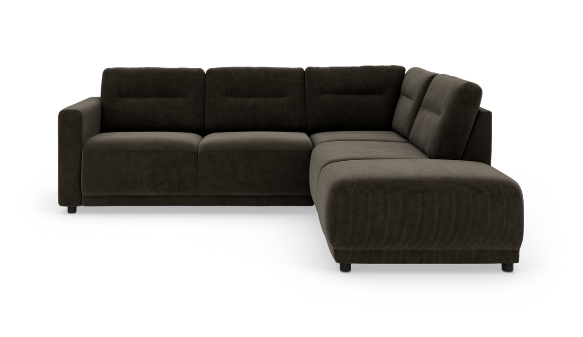 Mørkebrun L-formet hjørnesofa med chaiselong til højre på hvid baggrund.