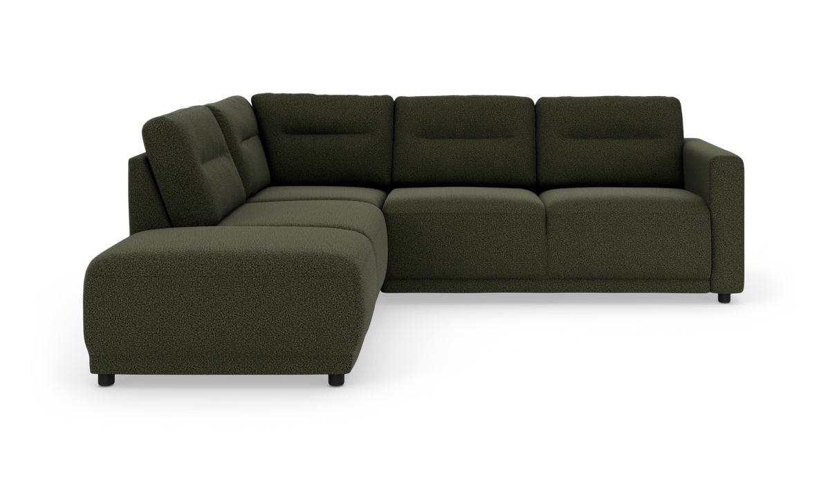 Mørkegrøn L‑formet hjørnesofa med chaiselong til venstre, i tekstureret stof, fritlagt på hvid baggrund.