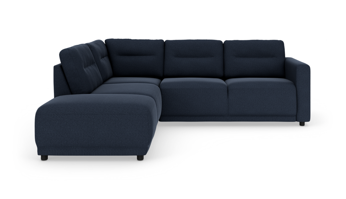Mørkeblå stofbetrukket hjørnesofa med venstrevendt chaiselong i moderne design på hvid baggrund.