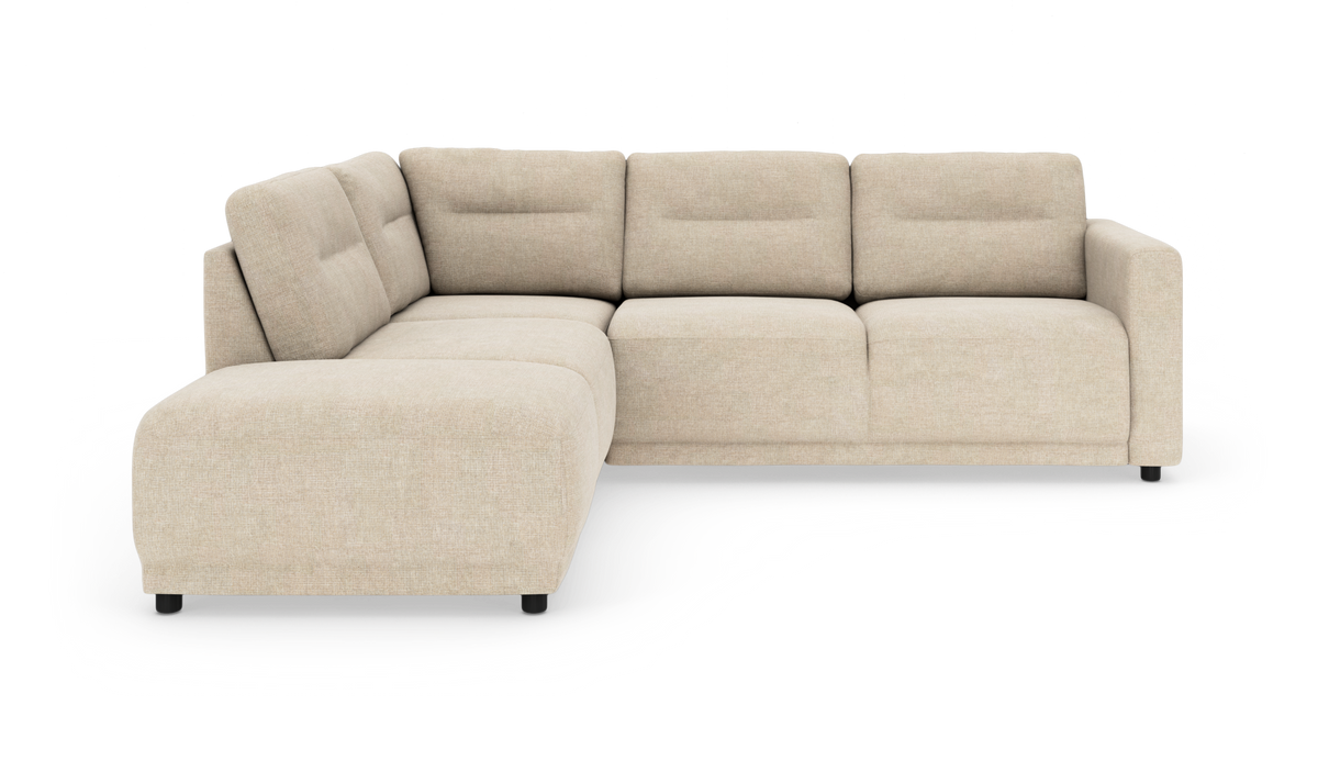 Beige L‑formet modulsofa med chaiselong til venstre, tykke hynder og lave sorte ben, frilagt på hvid baggrund.