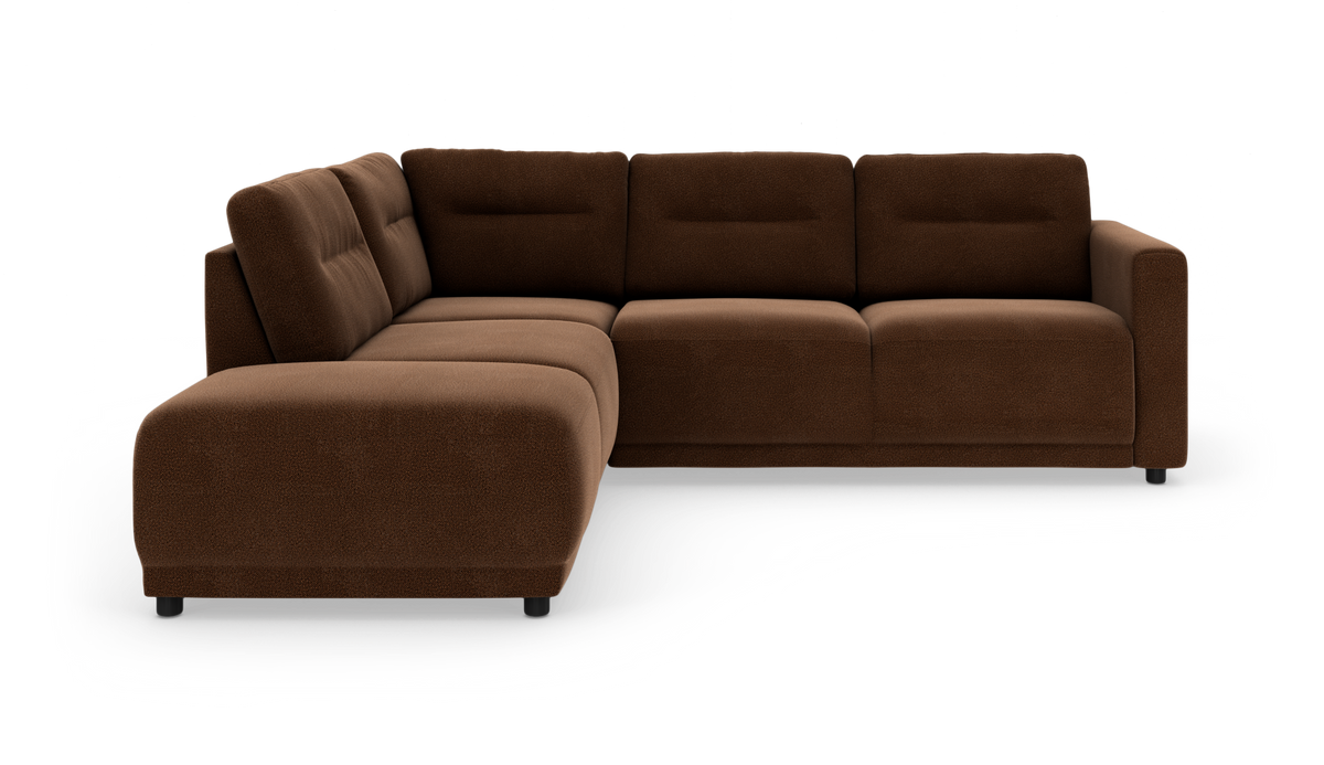 Brun L-formet modulsofa i stof med venstre chaiselong, frilagt på hvid baggrund.
