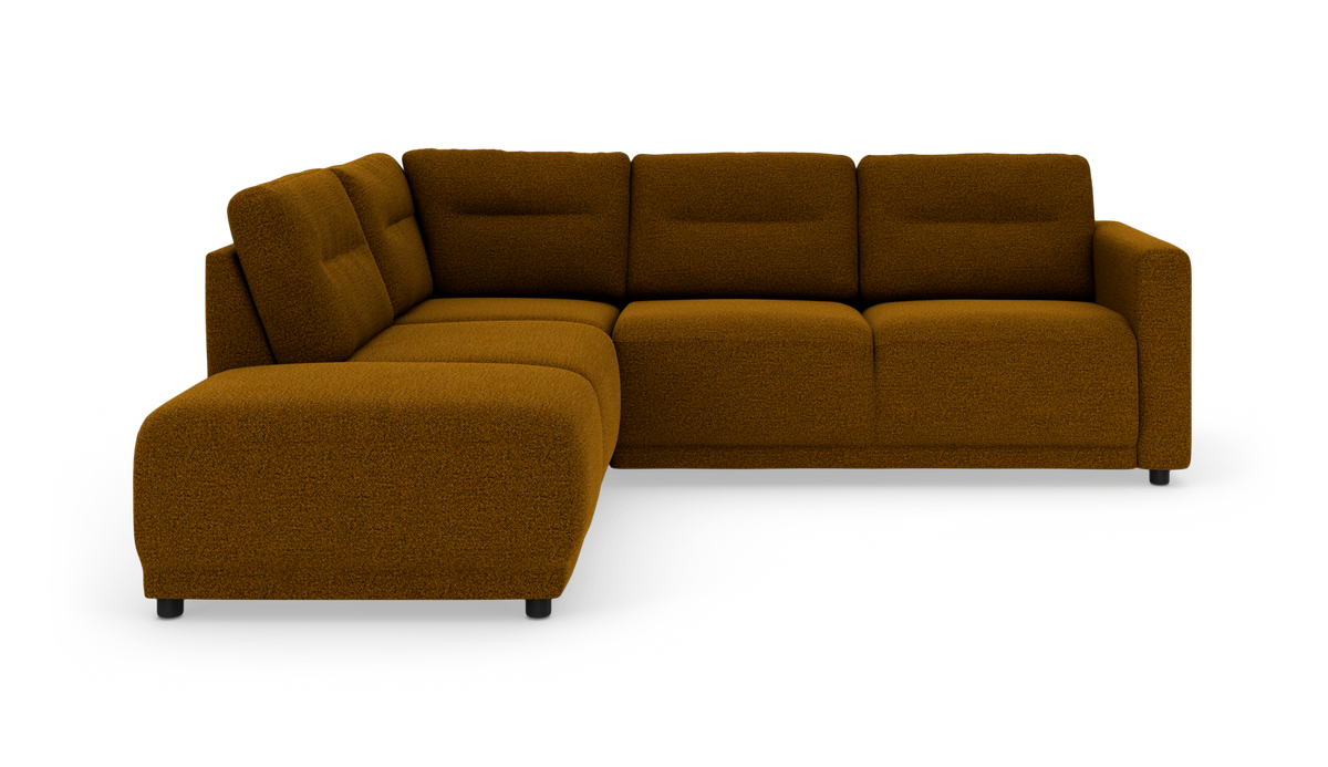 Sennepsbrun L‑sofa med venstrevendt chaiselong på hvid baggrund.