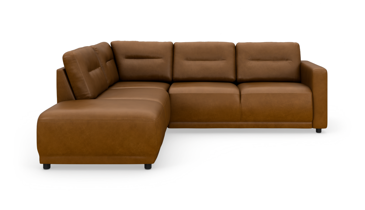 Brun L‑formet hjørnesofa i læder med chaiselong til venstre, frilagt på hvid baggrund.