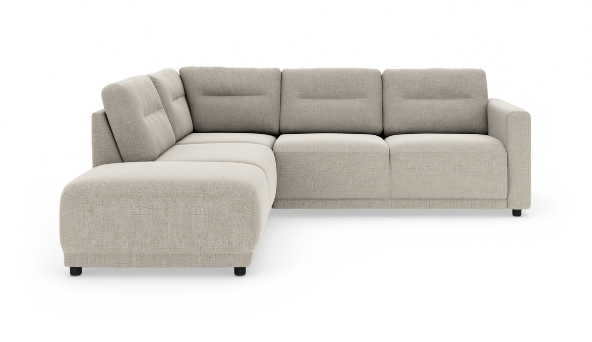 Beige L-formet modulsofa med venstrevendt chaiselong, bløde ryghynder og lave sorte ben.