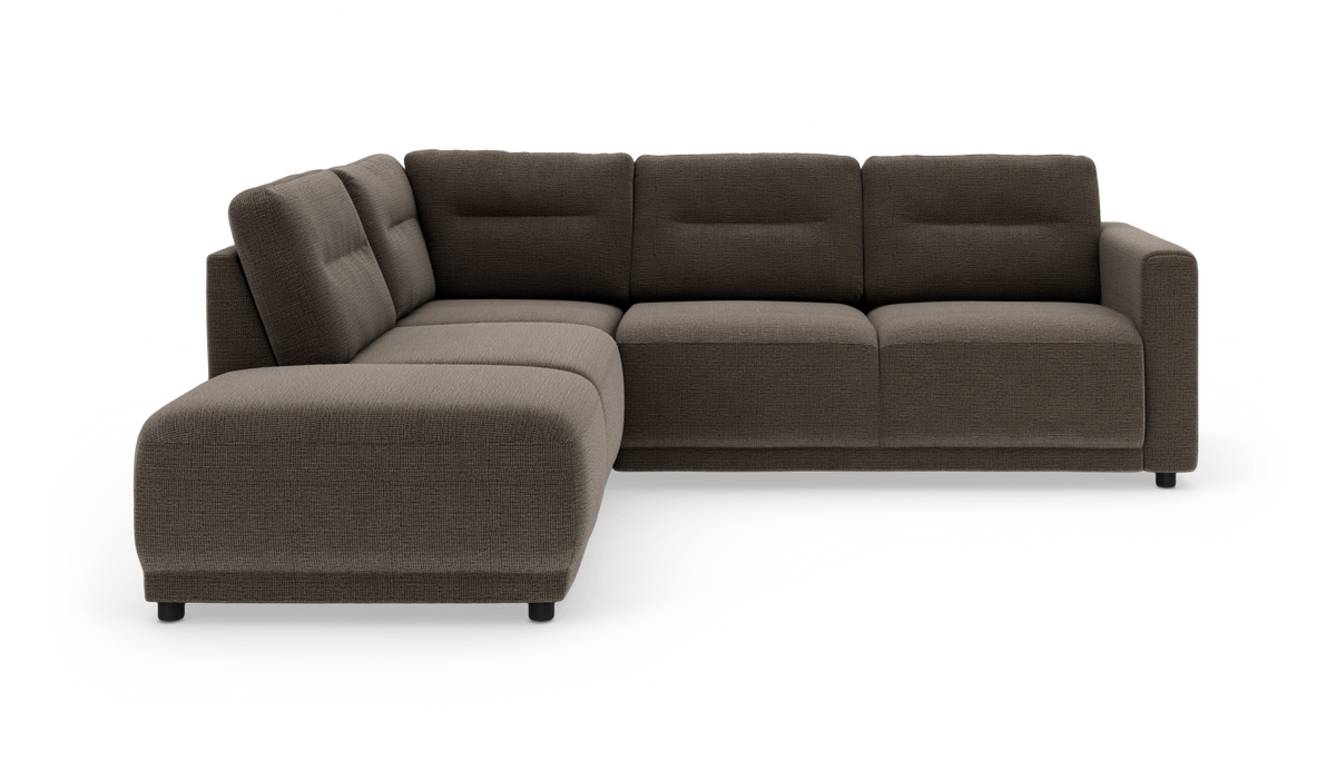 Brun L‑formet modulsofa med venstrevendt chaiselong, kraftige sæder og lave ben, frilagt på hvid baggrund.