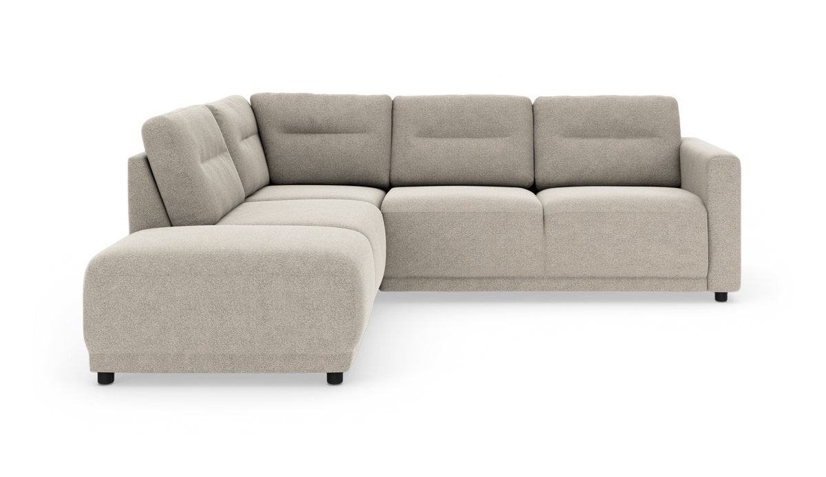 Beige L‑formet modulsofa med chaiselong til venstre, bløde ryghynder og korte sorte ben.