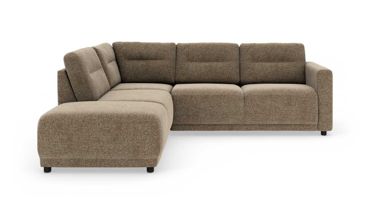 Brun L-formet modulsofa i stof med venstrevendt chaiselong og lave sorte ben, produktbillede på hvid baggrund.