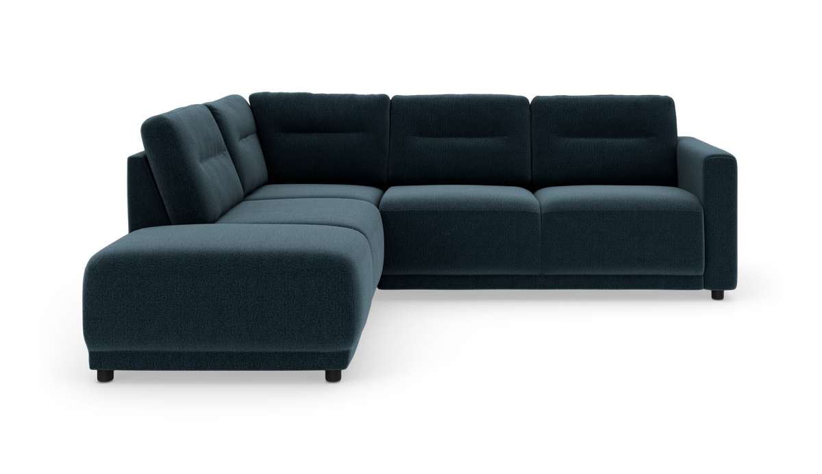 Mørkeblå L‑sofa med chaiselong til venstre, vist på hvid baggrund.