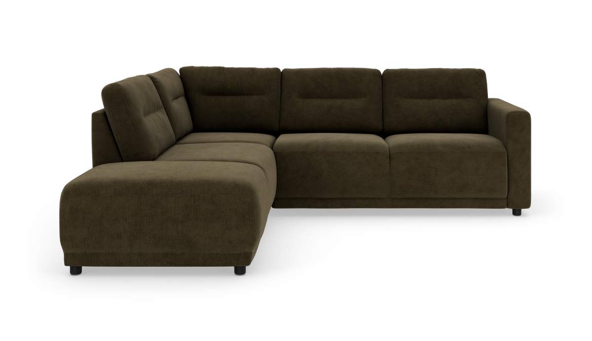 Mørkebrun L‑formet hjørnesofa i stof, frilagt på hvid baggrund.