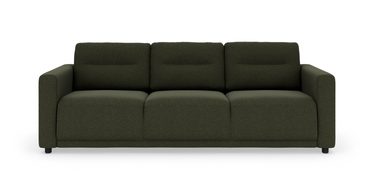 Mørkegrøn tresæders stofsofa med afrundede armlæn og bløde sæde- og ryghynder, set lige forfra på hvid baggrund.