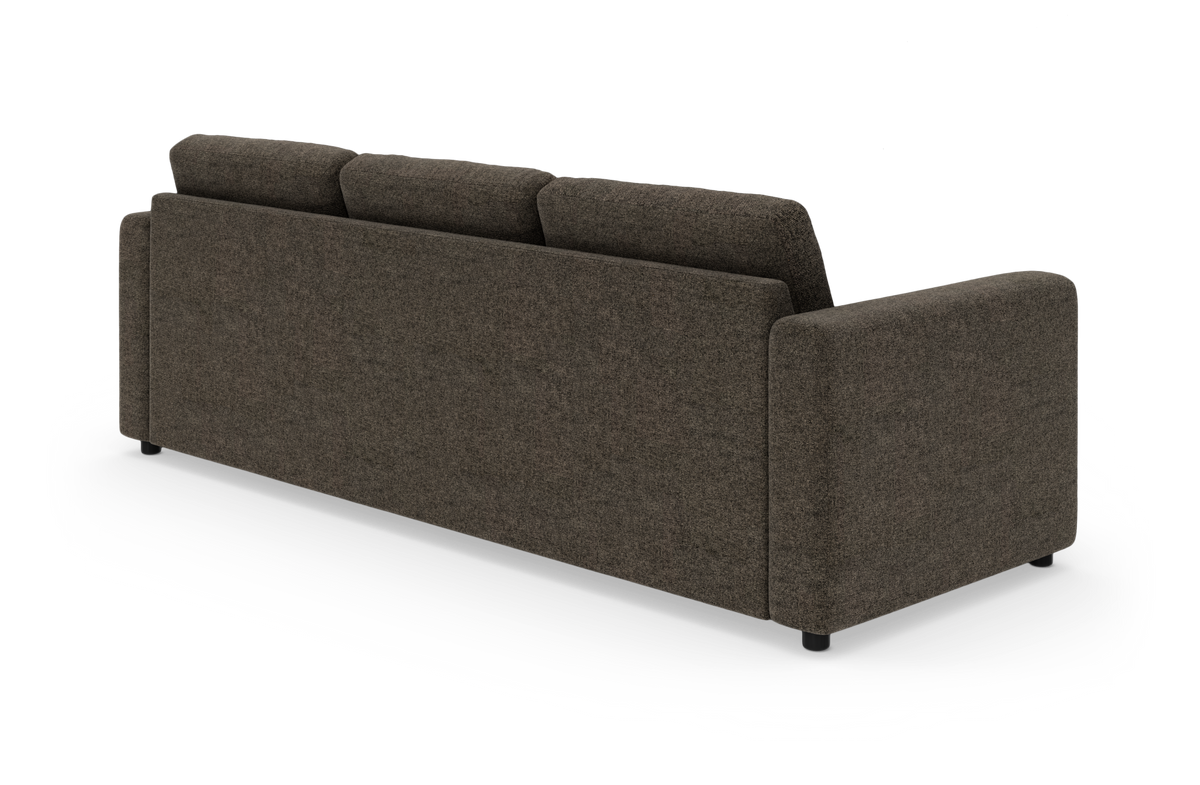 Mørkebrun 3-personers sofa set bagfra i trekvart vinkel, med bløde ryghynder og lave runde ben.