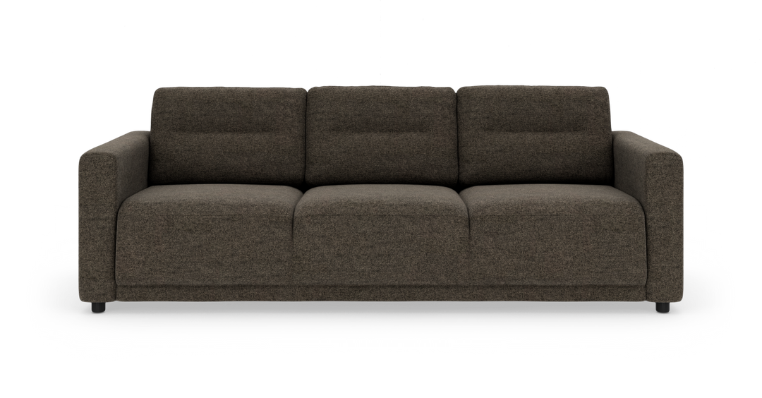 Mørkebrun tresæders sofa med brede armlæn og bløde, dybe sædehynder på hvid baggrund.